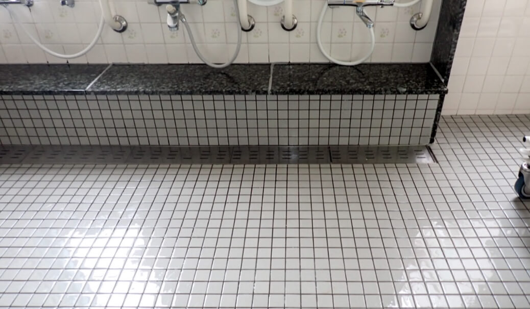 介護施設　浴槽・洗い場エフロ除去